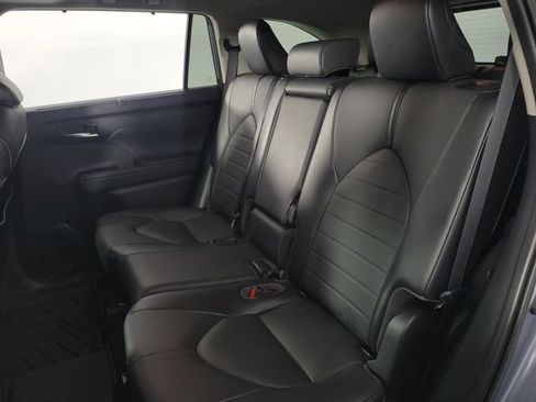Used 2021 Toyota Highlander XLE FWD image 18