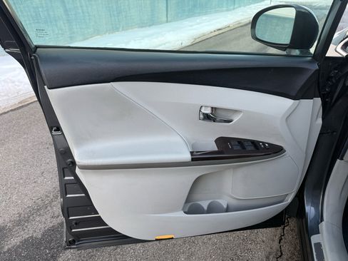 Used 2010 Toyota Venza 4dr Wgn I4 AWD (Natl) image 14