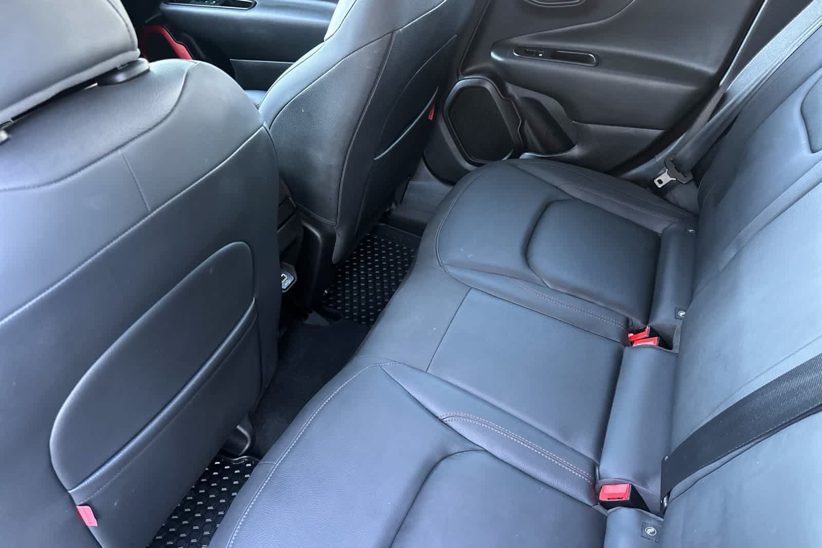 Used 2023 Jeep Renegade Trailhawk w/ Trailhawk Elite Group AWD/4WD image 4
