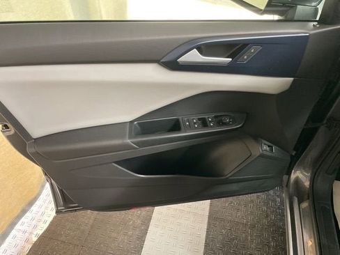 Certified 2023 Volkswagen Taos SE w/ Panoramic Sunroof Package image 10