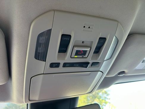 Used 2023 Toyota Highlander XLE AWD/4WD image 32