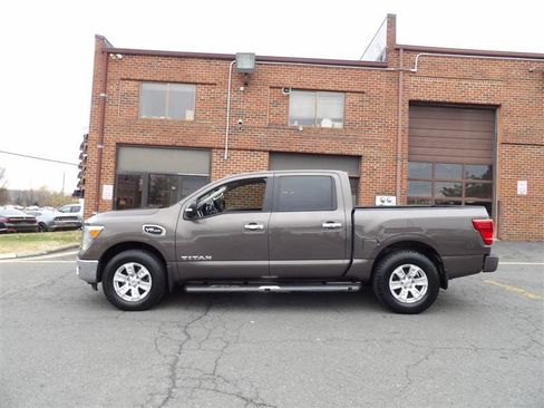 Used 2017 Nissan Titan SV image 4