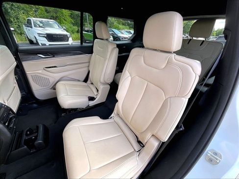 Used 2023 Jeep Grand Cherokee L Limited AWD/4WD image 14