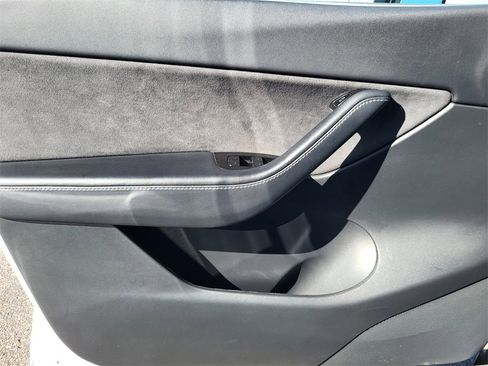 Used 2021 Tesla Model Y Long Range image 12