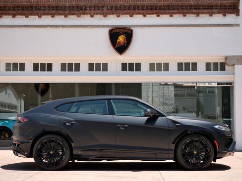 Used 2025 Lamborghini Urus SE AWD/4WD image 2