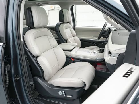 Used 2025 Lincoln Navigator Reserve image 34