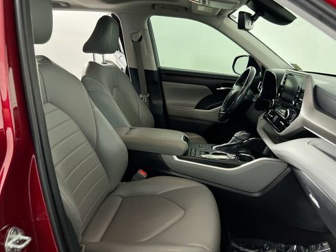 Used 2021 Toyota Highlander XLE FWD image 23