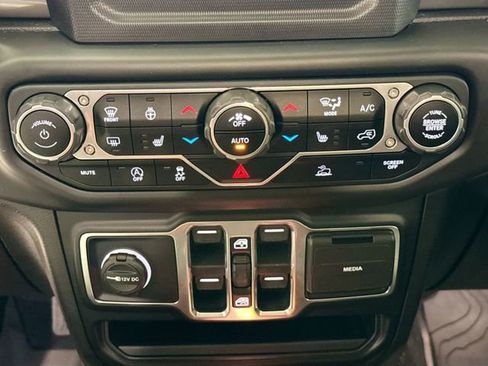 Used 2021 Jeep Gladiator Overland w/ Cold Weather Group image 13