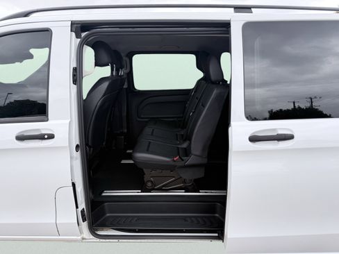 Used 2018 Mercedes-Benz Metris Passenger image 31