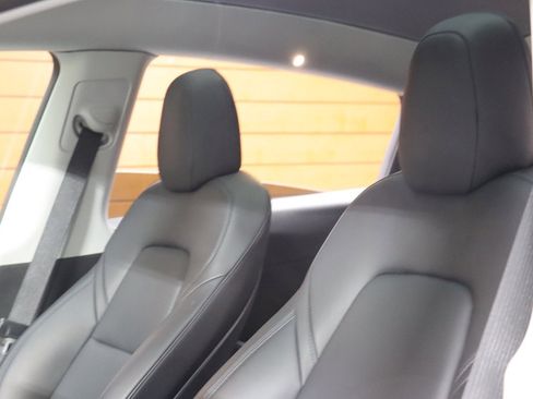 Used 2022 Tesla Model Y Long Range image 40