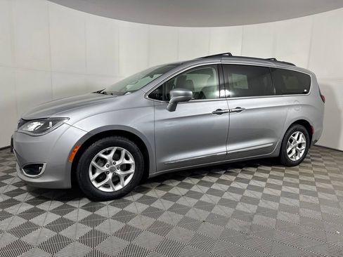 Used 2017 Chrysler Pacifica Touring-L w/ Tire & Wheel Group FWD image 1