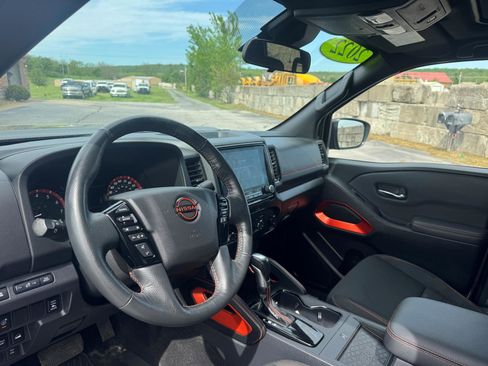 Used 2022 Nissan Frontier PRO-4X image 13