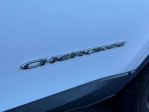Used 2020 Jeep Cherokee Latitude FWD image 18