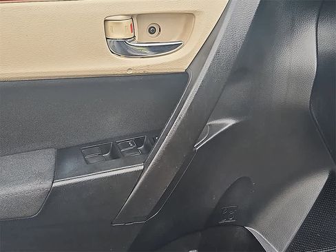 Used 2015 Toyota Corolla LE image 10