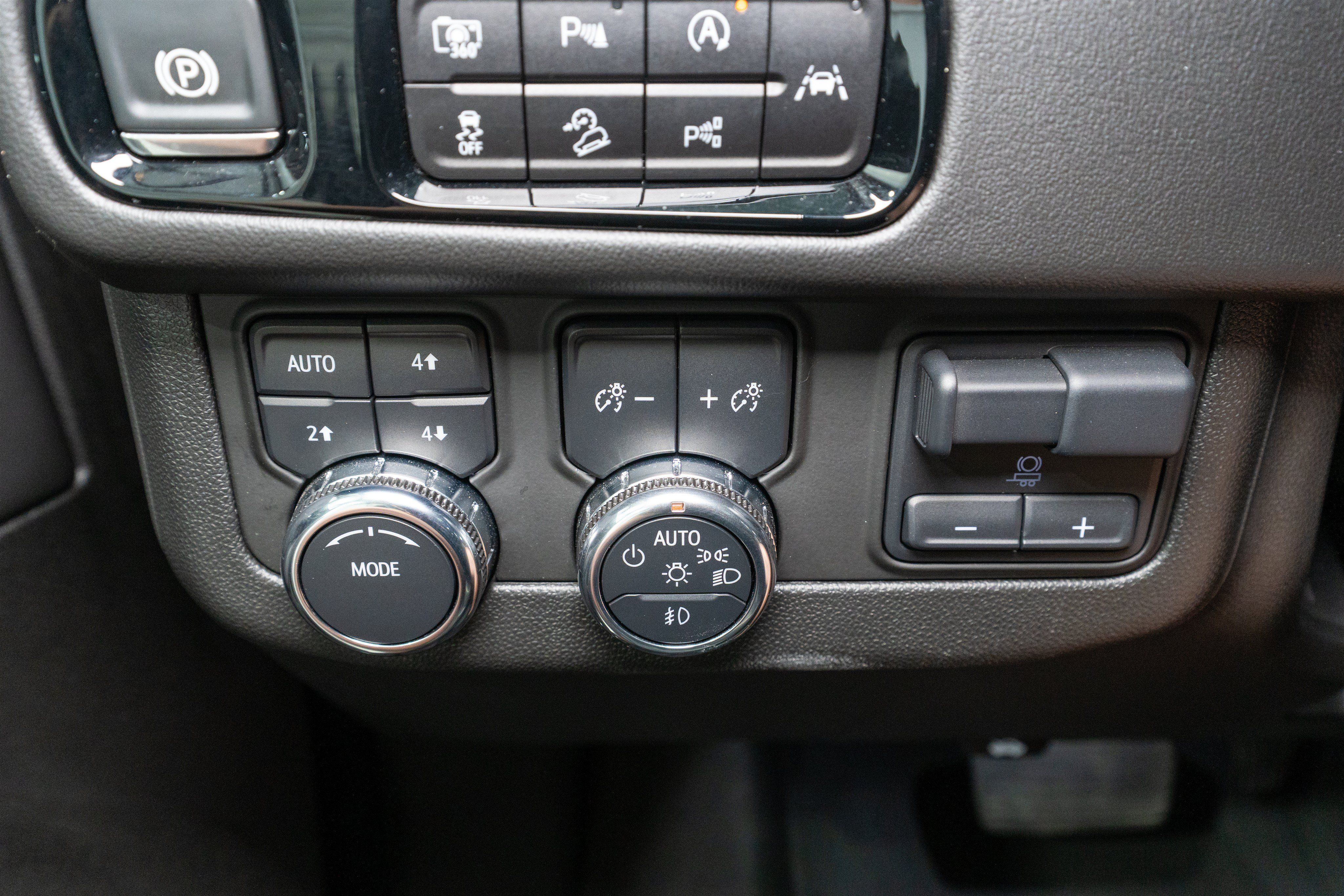 Used 2025 GMC Yukon XL Elevation w/ Elevation Premium Package AWD/4WD image 33