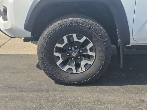 Used 2023 Toyota Tacoma TRD Off-Road AWD/4WD image 4