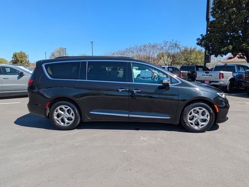 Used 2023 Chrysler Pacifica Limited image 3