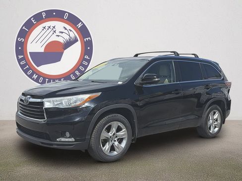 Used 2016 Toyota Highlander Limited w/ Driver Technology Package FWD image 2