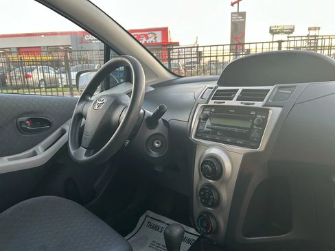 Used 2010 Toyota Yaris 4-Door Hatchback image 14