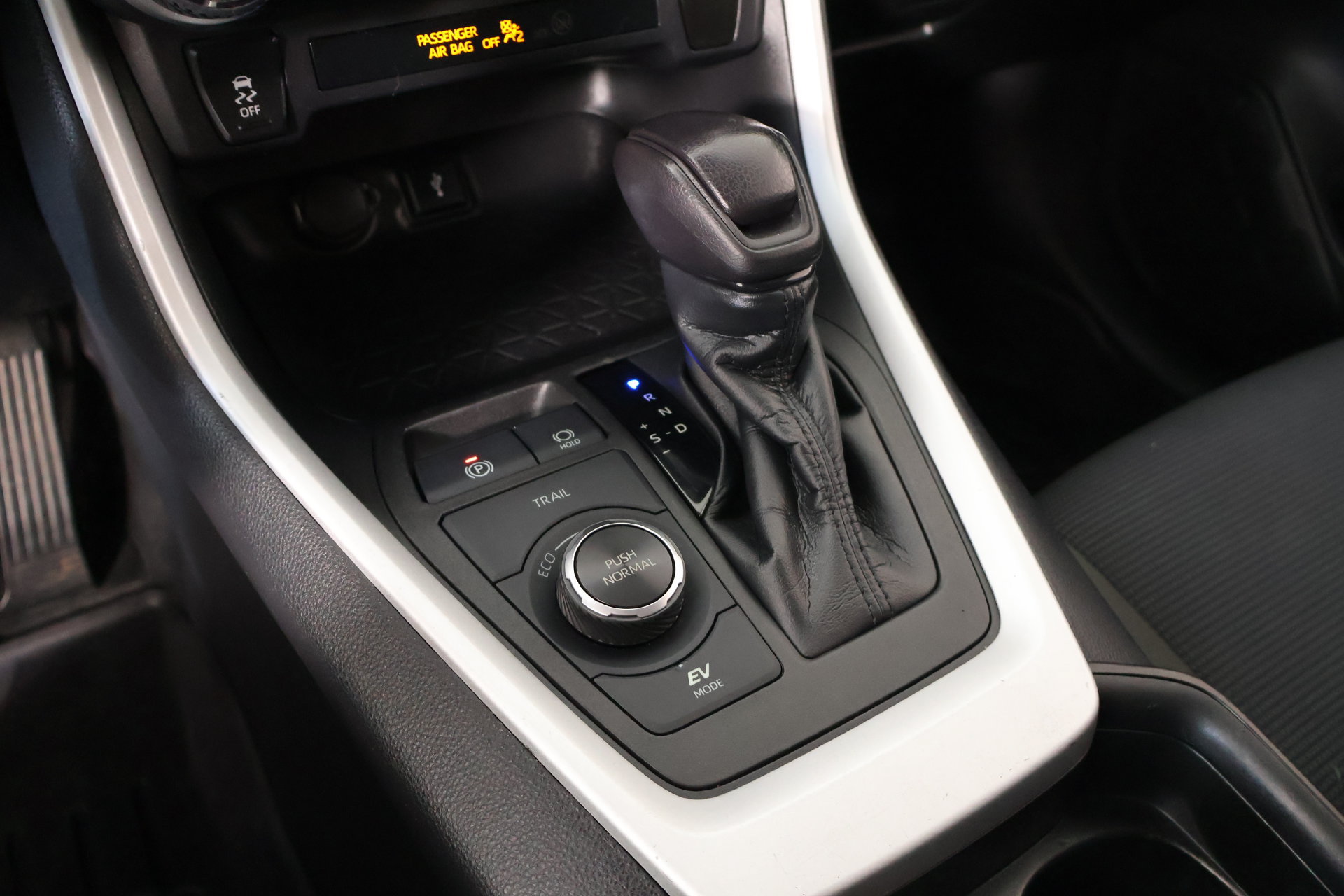 Used 2021 Toyota RAV4 LE AWD/4WD image 7