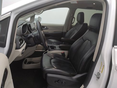 Used 2022 Chrysler Pacifica Touring-L image 17