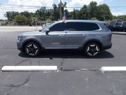Used 2023 Kia Telluride EX w/ EX Captain's Chair Package image 6