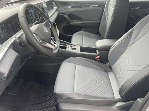 New 2025 Volkswagen Tiguan SE image 18