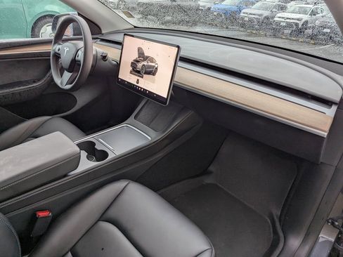 Used 2023 Tesla Model Y Long Range image 33