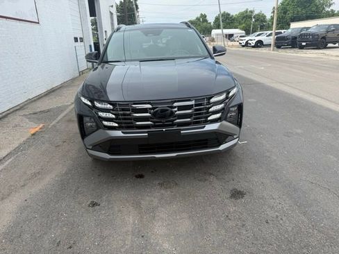 Used 2025 Hyundai Tucson Limited AWD/4WD image 2