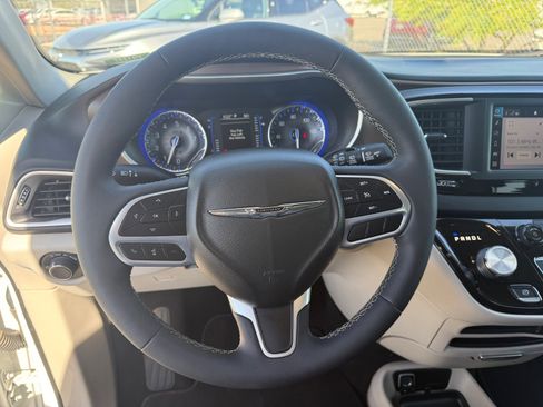 Used 2022 Chrysler Voyager LX FWD image 12