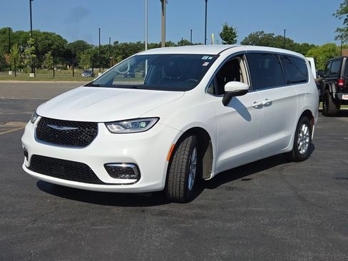 Certified 2023 Chrysler Pacifica Touring-L FWD image 4