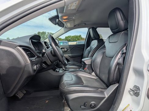 Used 2019 Jeep Cherokee Latitude Plus w/ Comfort/Convenience Group AWD/4WD image 13