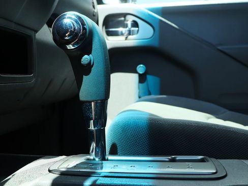 Used 2015 Nissan Frontier S image 41