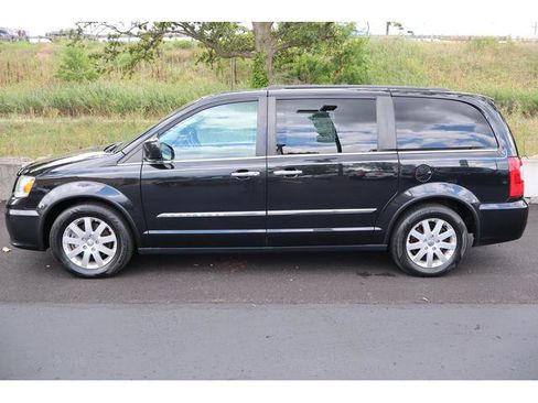 Used 2016 Chrysler Town & Country Touring w/ Driver Convenience Group image 4