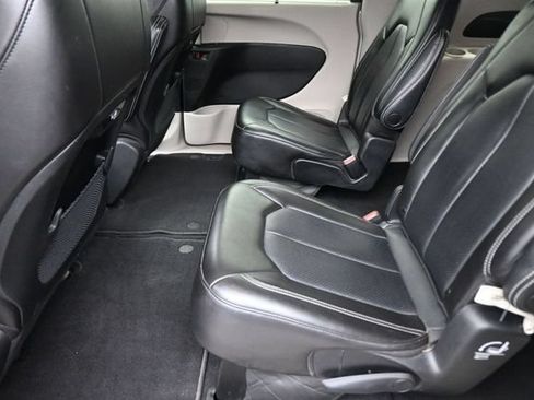 Used 2023 Chrysler Pacifica Touring-L FWD image 26