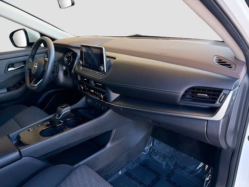 Used 2023 Nissan Rogue SV image 32