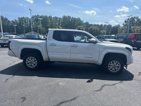 Used 2025 Toyota Tacoma SR5 AWD/4WD image 2