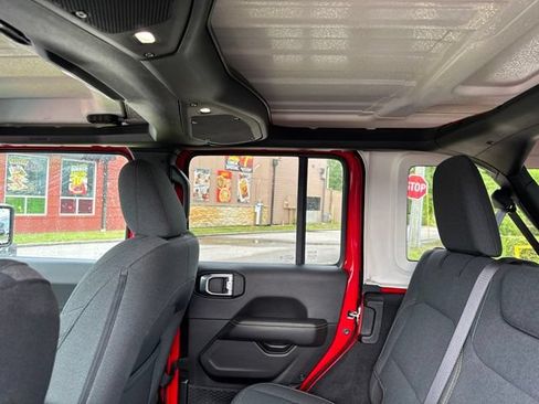 Used 2025 Jeep Wrangler Unlimited Sahara AWD/4WD image 21