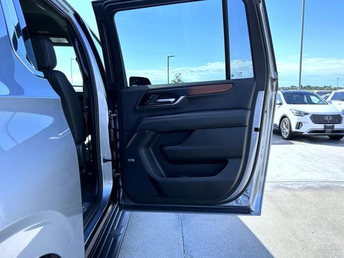 Used 2025 GMC Yukon XL Denali AWD/4WD image 17