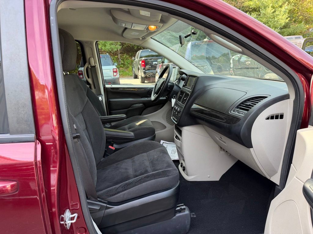 Used 2018 Dodge Grand Caravan SE FWD image 16