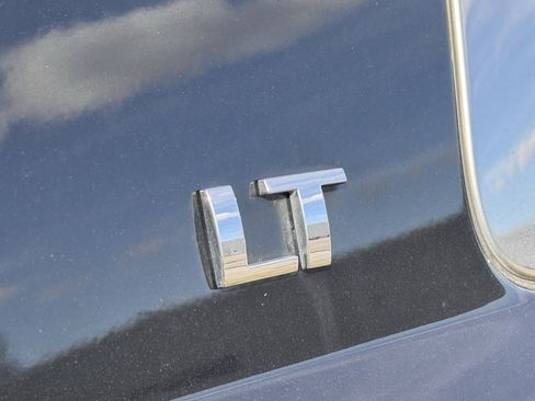 Used 2017 Chevrolet Suburban LT image 5