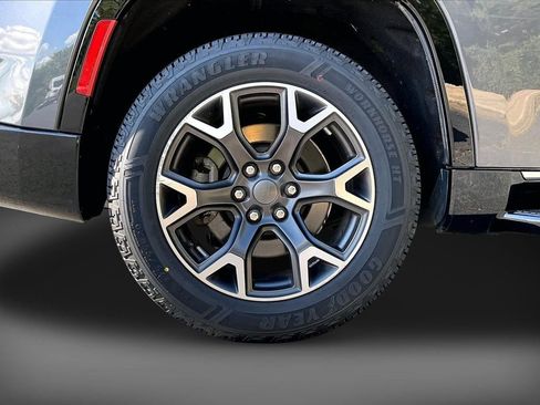 Certified 2024 Jeep Wagoneer Series III AWD/4WD image 36