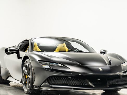 Used 2024 Ferrari SF90 Spider image 3