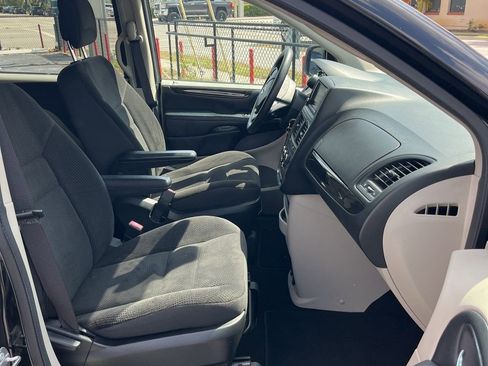 Used 2019 Dodge Grand Caravan SE image 7