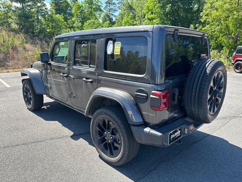 Used 2025 Jeep Wrangler Unlimited Sahara w/ Safety Group AWD/4WD image 8