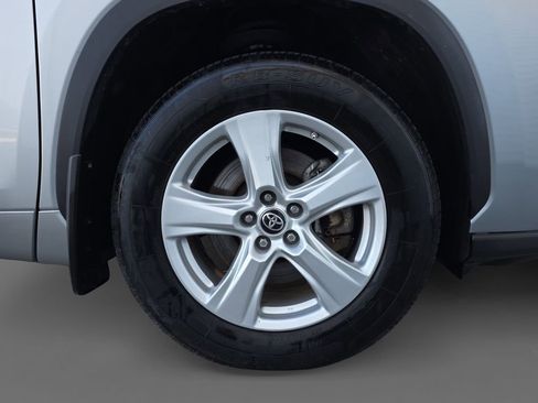 Used 2024 Toyota Highlander LE image 16