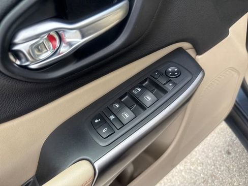Used 2019 Jeep Cherokee Latitude w/ Popular Appearance Group FWD image 10