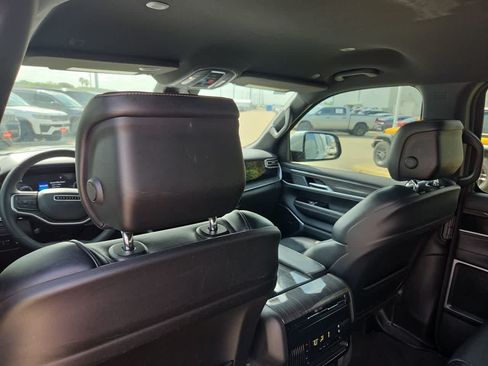 Used 2022 Jeep Wagoneer Series III w/ Flexible Seating Group AWD/4WD image 19