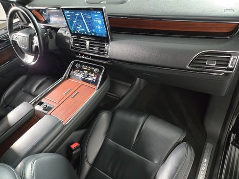 Used 2024 Lincoln Navigator Premiere image 19