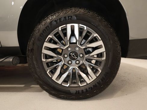 Used 2025 Chevrolet Suburban Z71 AWD/4WD image 34